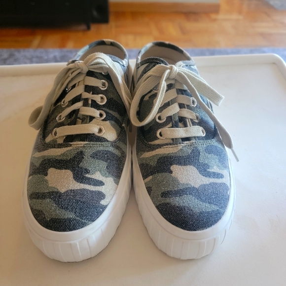 Steve Madden Camouflage Slip on Shoes - Picture 2 of 5